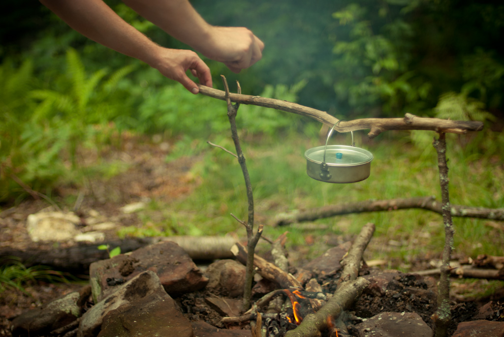 4-hanging-aluminum-pot-over-open-fire