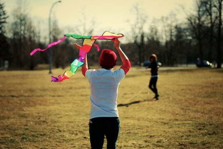 creating wind resistance for kite flying